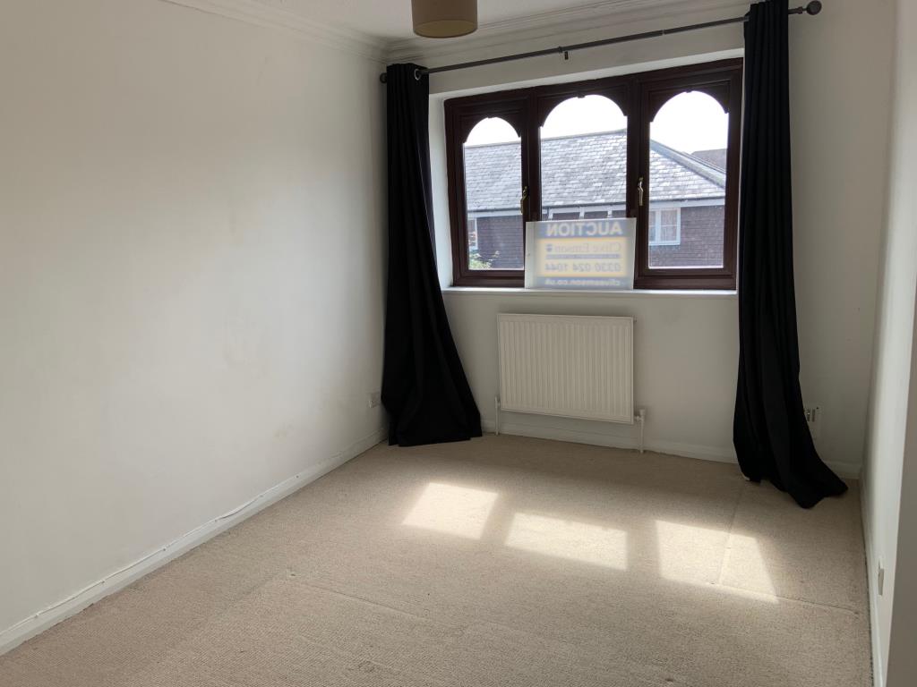 Lot: 82 - VACANT FLAT WITH PARKING IN TOWN CENTRE - Front bedroom